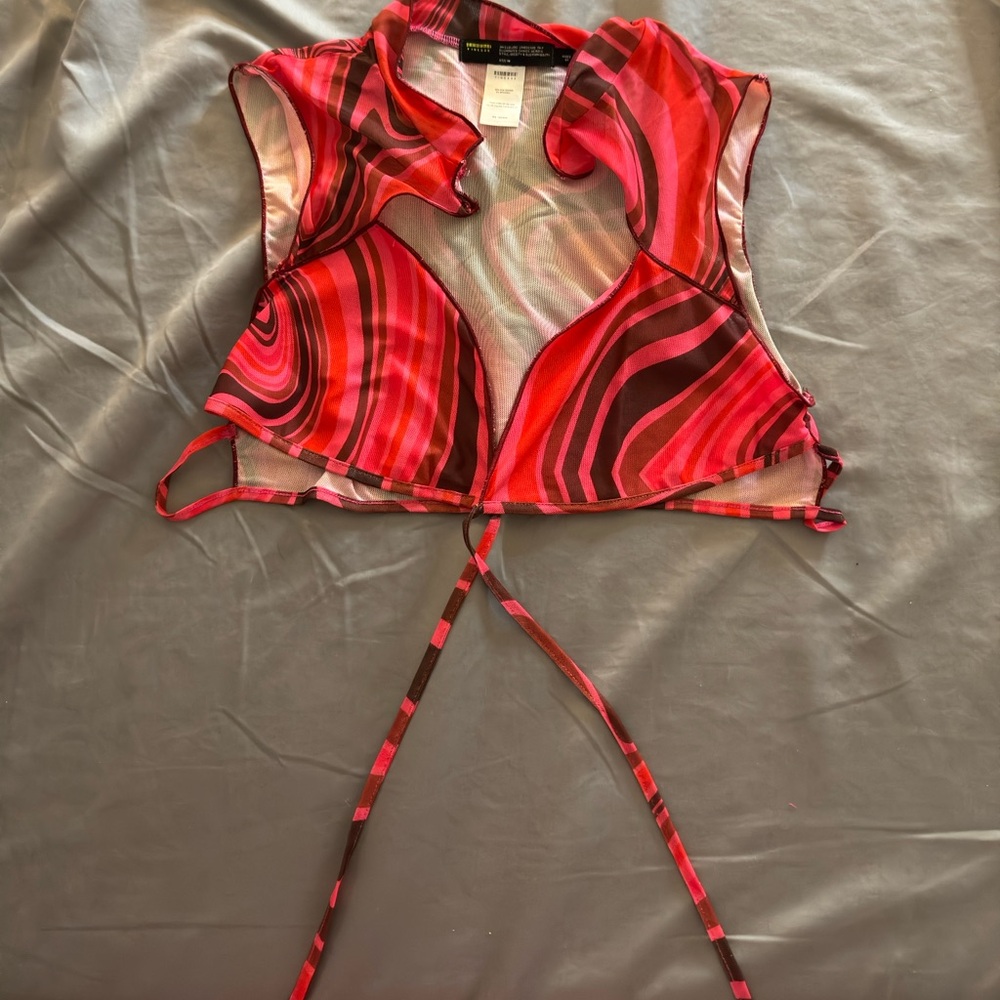 A cute strapped crop top, with a mesh of pink color